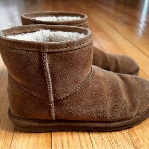 Cozy chestnut size 4 BEARPAW short boots